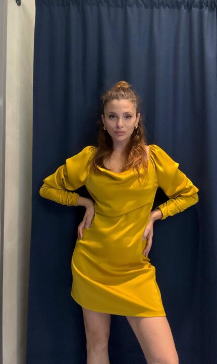 Abito con scollo a barca