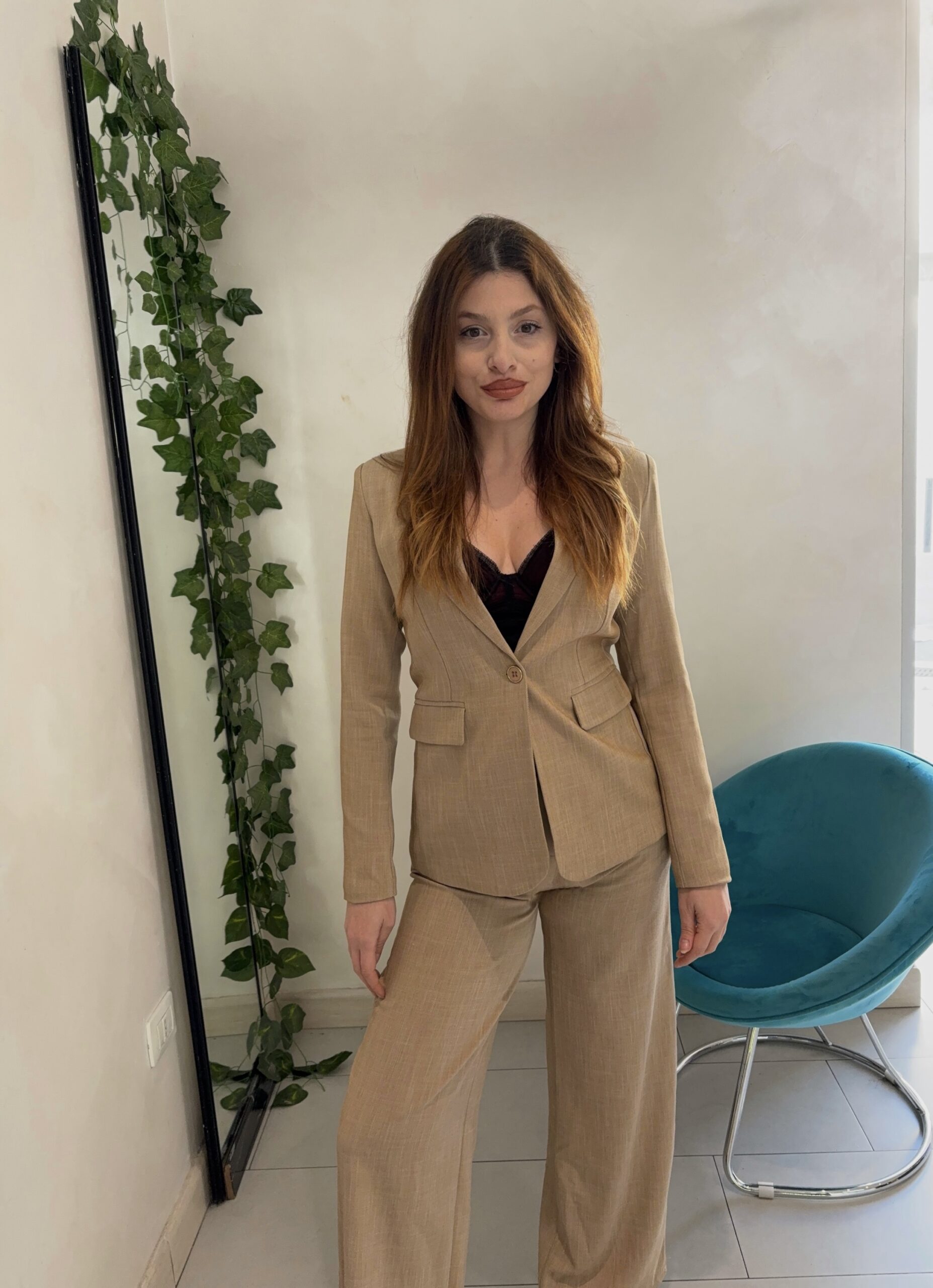 Tailleur Sabbia Textured – Eleganza Strutturata