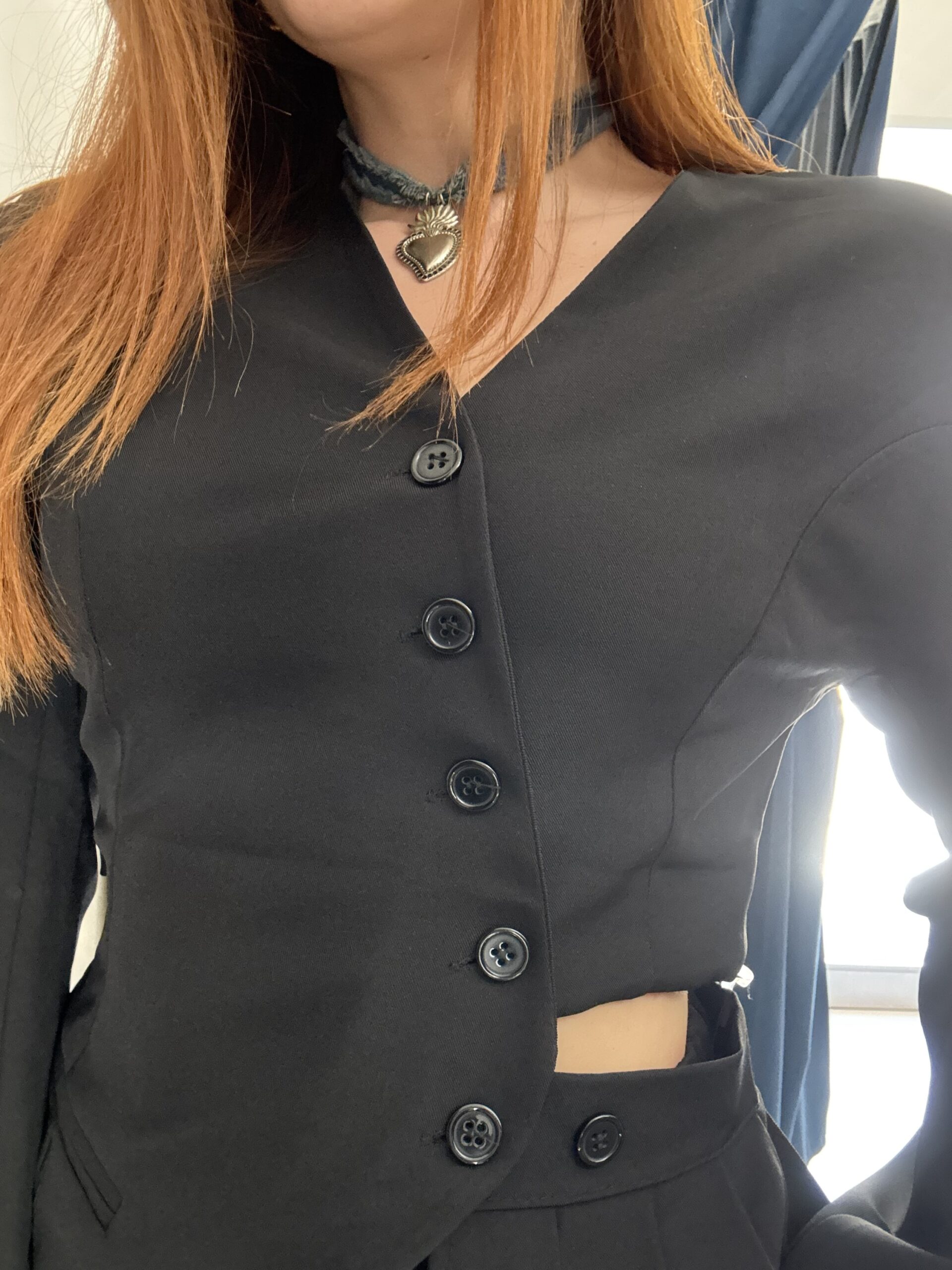 Tailleur con giacca asimmetrica e cut out - immagine 4