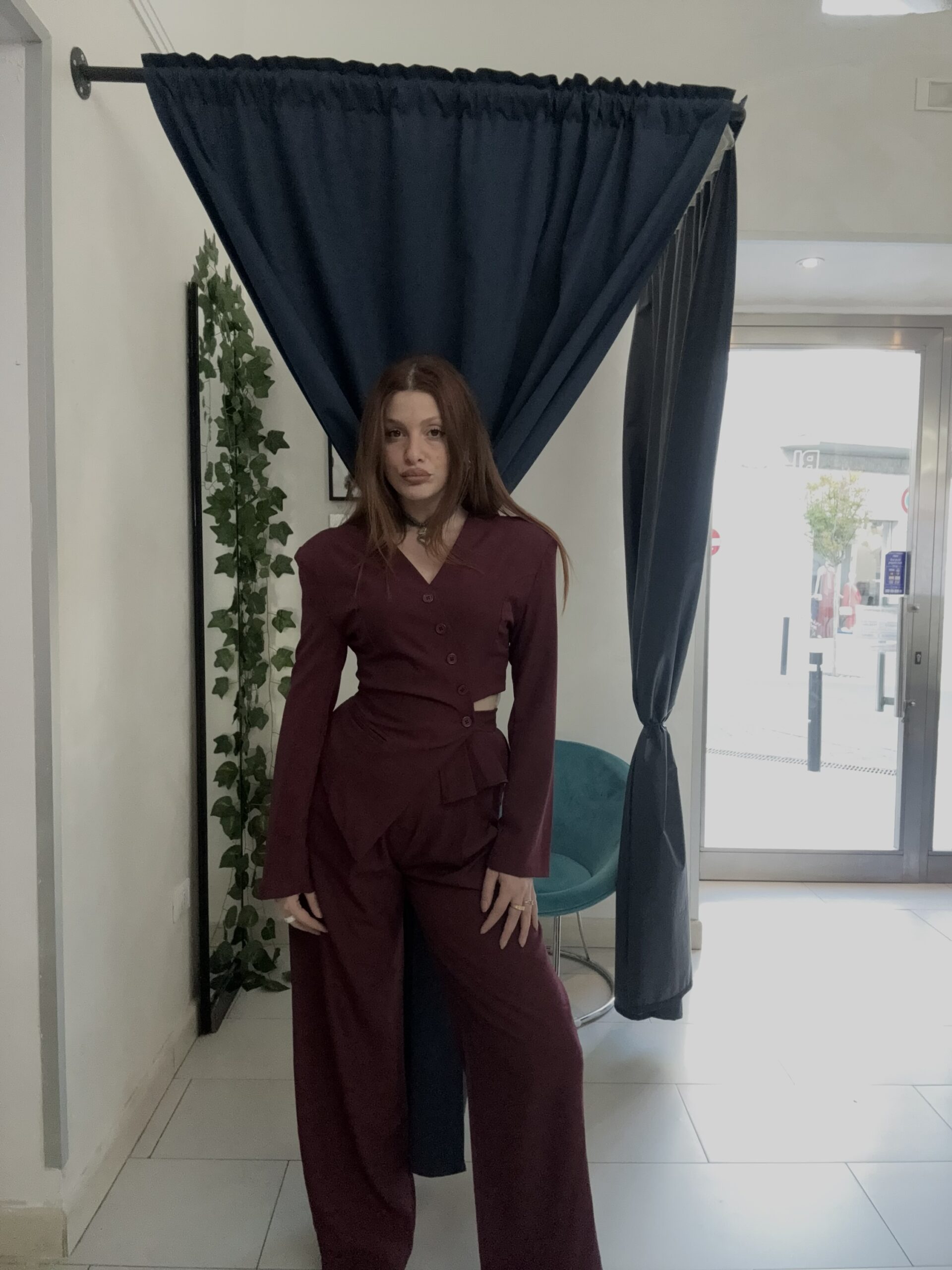 Tailleur con giacca asimmetrica e cut out - immagine 5